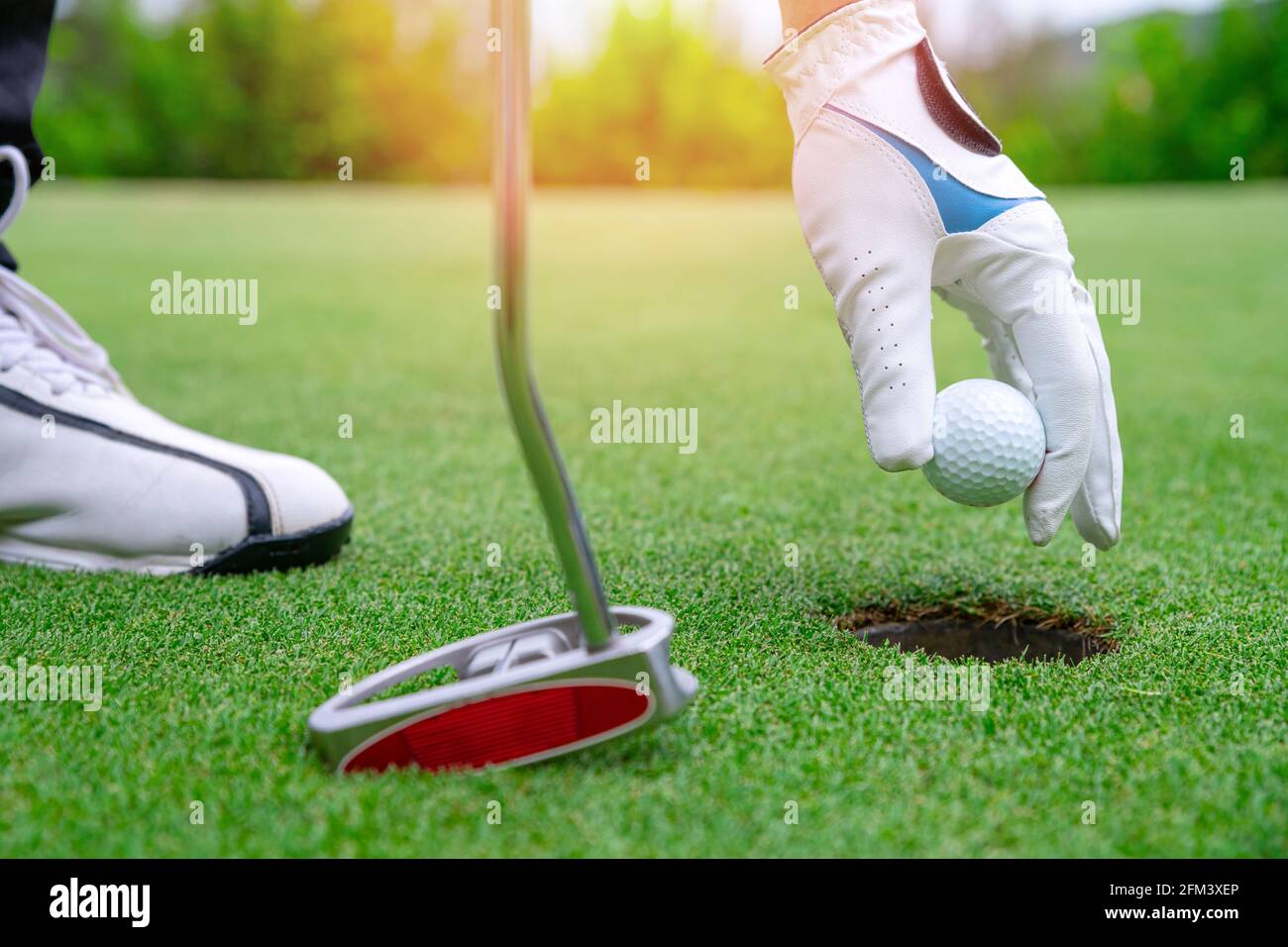 Primo piano campo da golf su campo verde erba. golf club sportivo Foto Stock