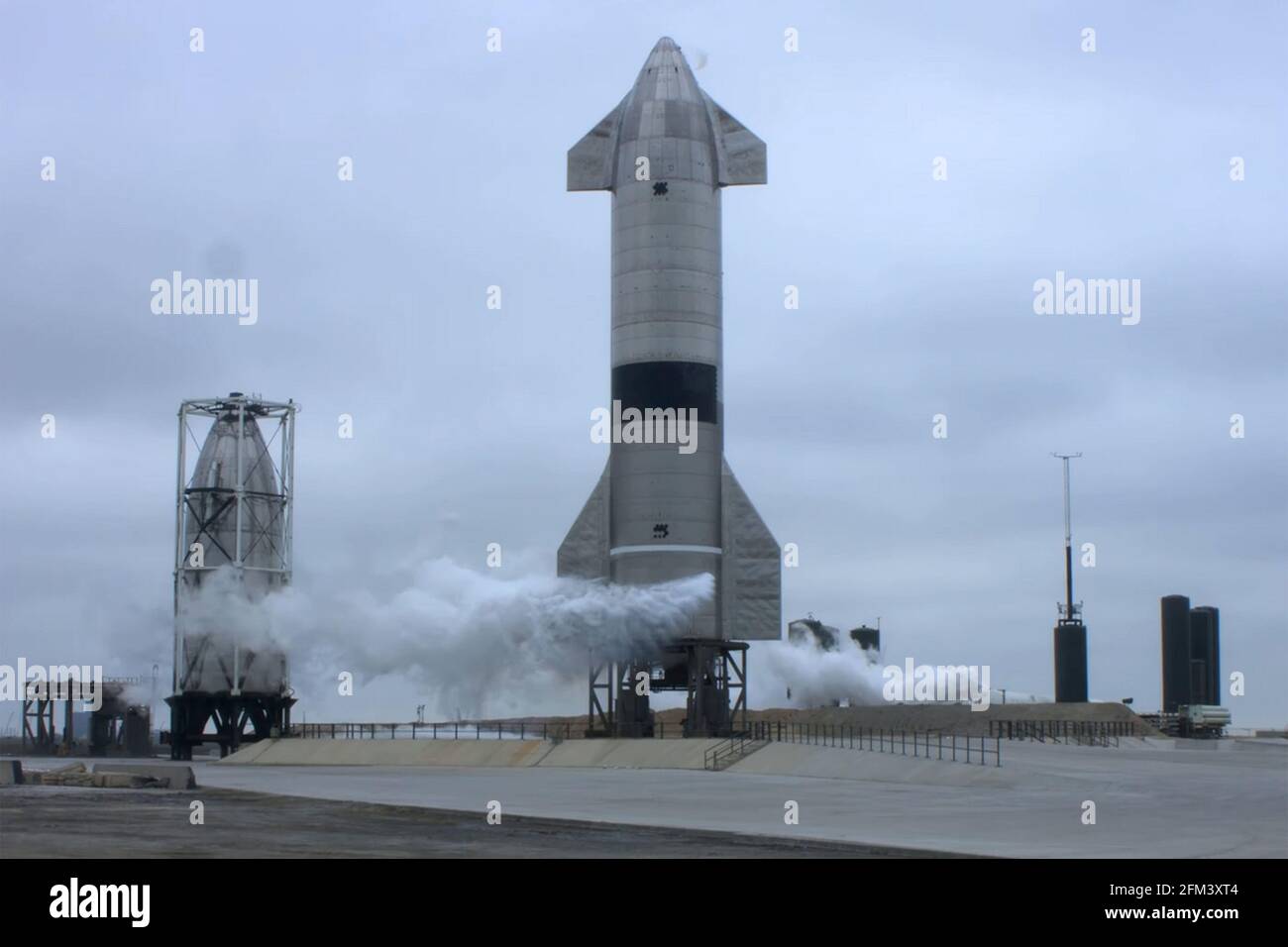 Boca Chica, Stati Uniti. 05 maggio 2021. SpaceX ha lanciato e sbarcato con successo la Starship SN15 presso lo spaceport Starbase dell'azienda a Boca Chica, Texas, mercoledì 5 maggio 2021, dopo aver omesso di attaccare l'atterraggio su quattro tentativi precedenti. Dopo il successo del volo di prova di SN15, il fondatore e CEO di SpaceX Elon Musk ha pubblicato su Twitter: 'Destinazione nominale!' SpaceX/UPI Credit: UPI/Alamy Live News Foto Stock
