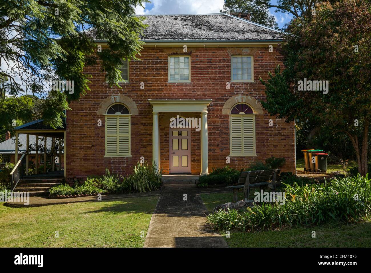 26 aprile 2021 - Stroud, NSW, Australia. Vista frontale della Quambi House, una storica casa scuola georgiana costruita con il lavoro dei prigionieri nel 1830. Foto Stock