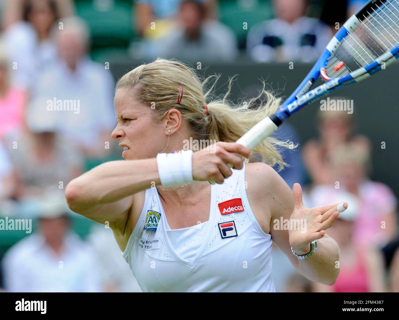 WIMBLEDON 2010. 1° GIORNO. KIM CLIJSTERS DURANTE LA SUA PARTITA CON ELENA CAMERIN. IMMAGINE DAVID ASHDOWN Foto Stock