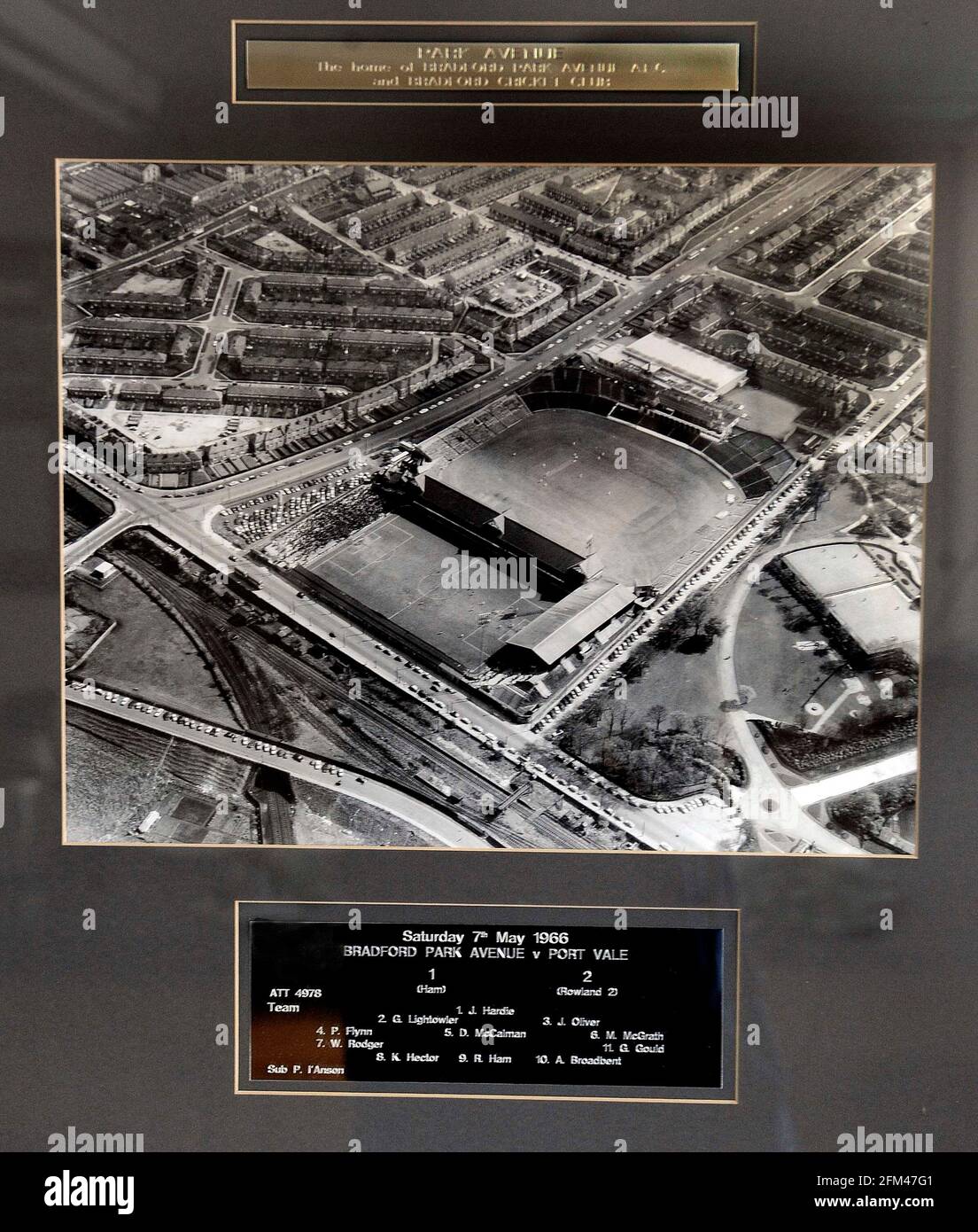 Bradford Park Avenue FC con Phil Shaw. Nella Sala Club dello Stadio Horsfall parte dei cimeli del club della stagione 1965/66. Il campo era accanto al Bradford Cricket Club e la partita era con Port vale. 20/3/10. . IMMAGINE DAVID ASHDOWN Foto Stock