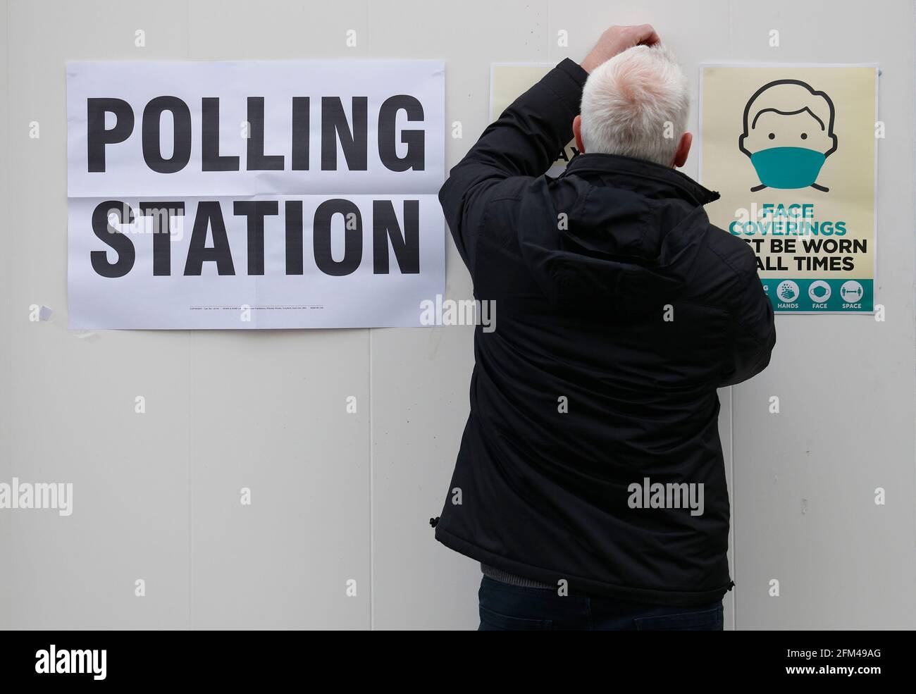 Shepshed, Leicestershire, Regno Unito. 6 maggio 2021. Un funzionario appende la faccia che copre i cartelli su una stazione di scrutinio in un'unità mobile durante le elezioni locali. Milioni di persone in tutta la Gran Bretagna faranno uno scrutinio giovedì nella più grande serie di voti dalle elezioni generali del 2019. Credit Darren Staples/Alamy Live News. Foto Stock