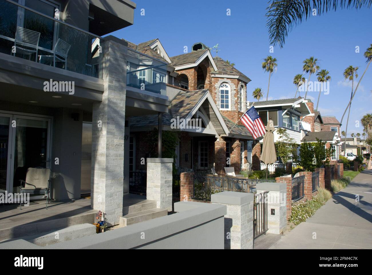 SEAL BEACH, STATI UNITI - 24 maggio 2016: Tipiche case e case suburbane  americane a Seal Beach, California Foto stock - Alamy