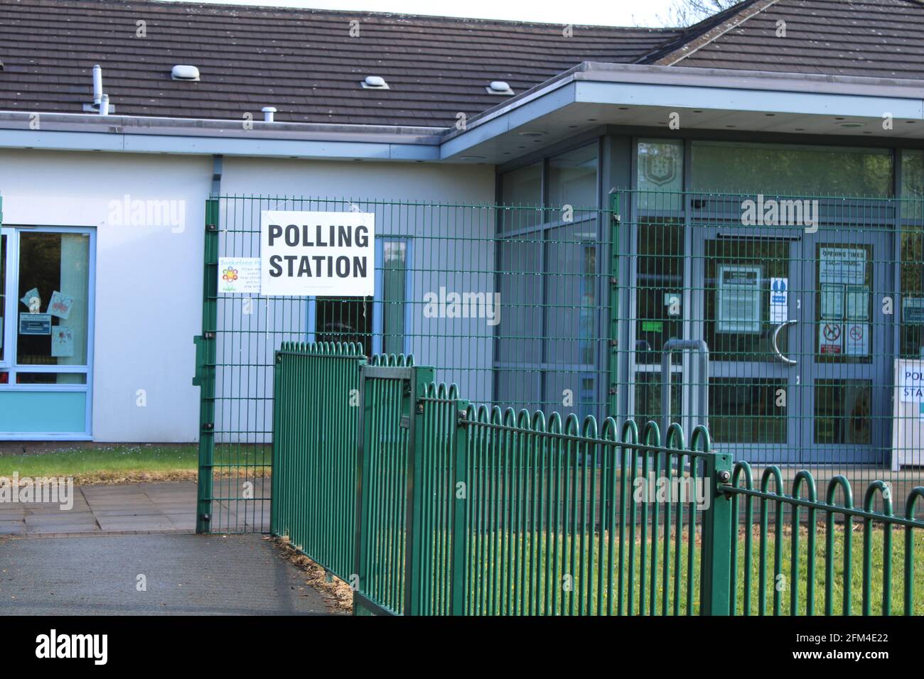 L'edificio della scuola primaria inglese è utilizzato come stazione di polling nelle elezioni locali Foto Stock