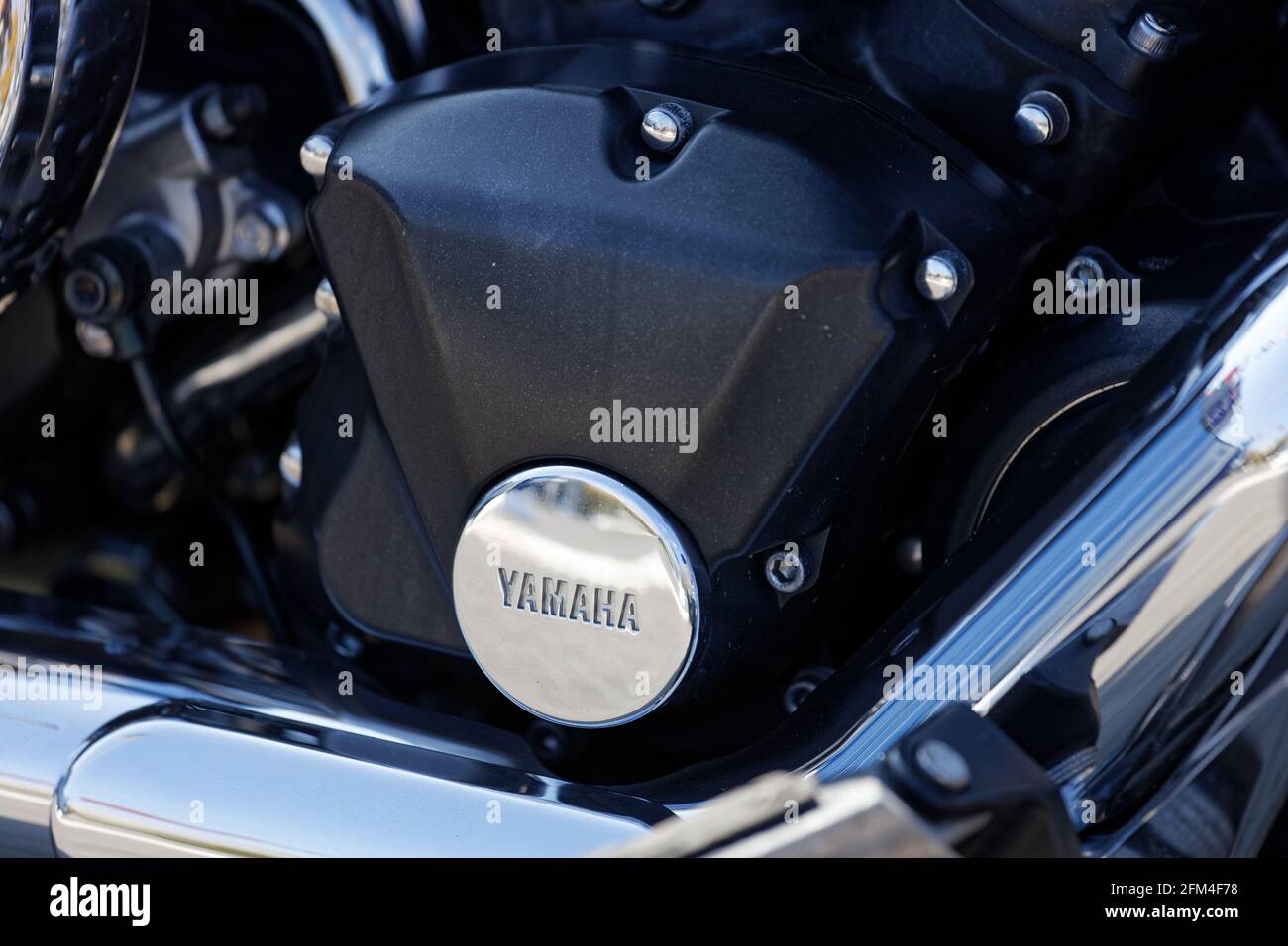 Ulyanovsk, Russia - 03 ottobre 2020. Motore di moto con logo testo Yamaha. Foto Stock