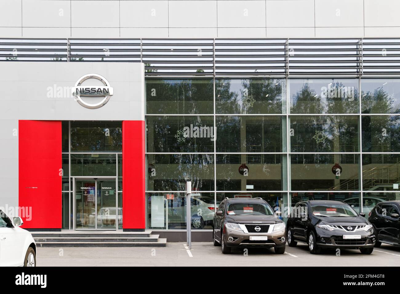 Ulyanovsk, Russia - 20 luglio 2016: Costruzione del centro di vendita e assistenza Nissan con il cartello Nissan. Foto Stock