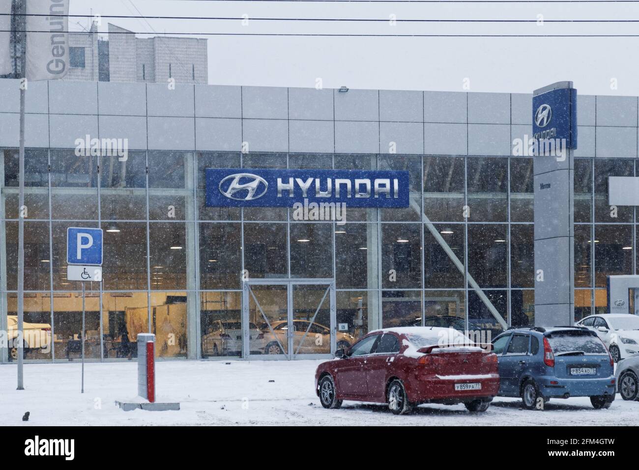 Ulyanovsk, Russia - 03 dicembre 2016: Costruzione di un centro di vendita e assistenza auto Hyundai con cartello Hyundai in nevosa serata invernale. Foto Stock