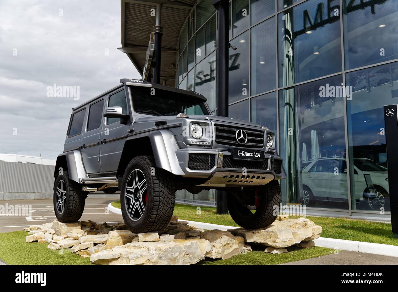 Kazan, Russia - 11 giugno 2018: Mercedes-Benz G-Class Gelandewagen 4x4.  L'auto espositiva si trova di fronte alla Mercedes-Benz vending e ser auto  Foto stock - Alamy