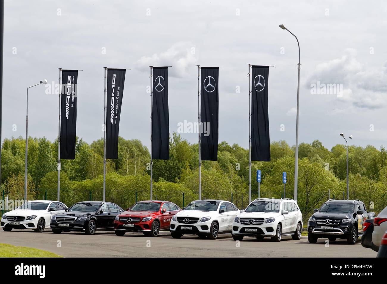 Kazan, Russia - 11 giugno 2018: Auto e bandiere con cartelli Mercedes e AMG  vicino al centro di vendita e assistenza Mersedes Foto stock - Alamy