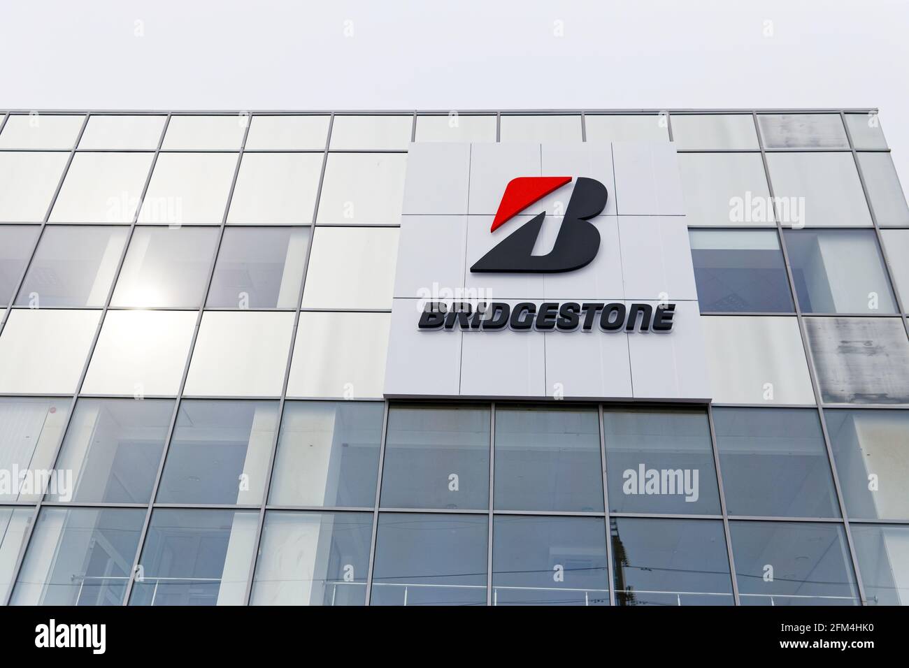 Ulyanovsk, Russia - 16 marzo 2019: La facciata della costruzione del negozio di pneumatici auto Bridgestone con un marchio logo. Foto Stock