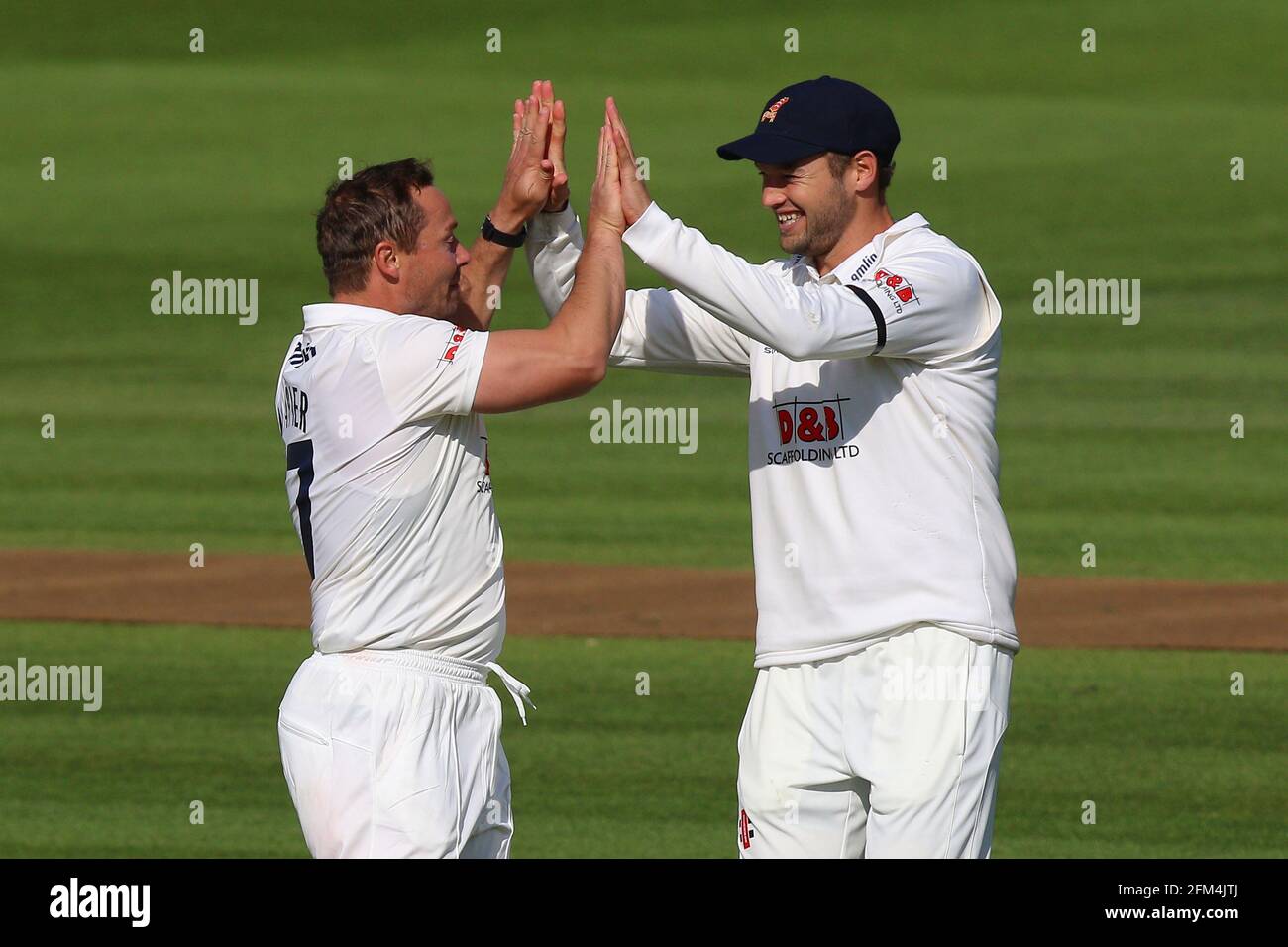 Graham Napier (L) di Essex celebra prendendo il wicket di ben Brown durante il CCC di Sussex contro Essex CCC, Specsavers County Championship Division 2 Cricket Foto Stock