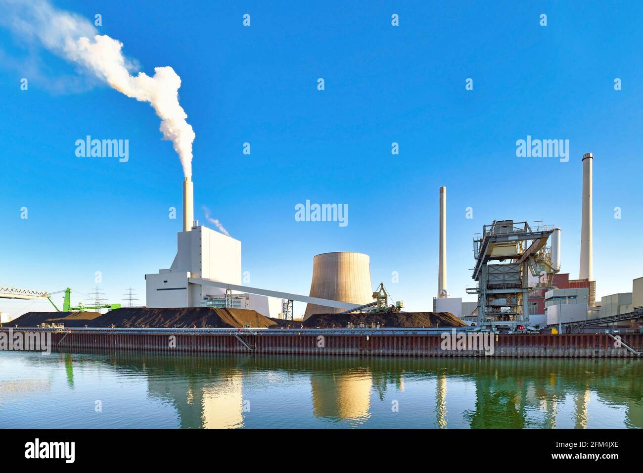 La centrale elettrica a vapore di Karlsruhe in Germania utilizzava per la generazione di elettricità e teleriscaldamento da carbone duro Foto Stock