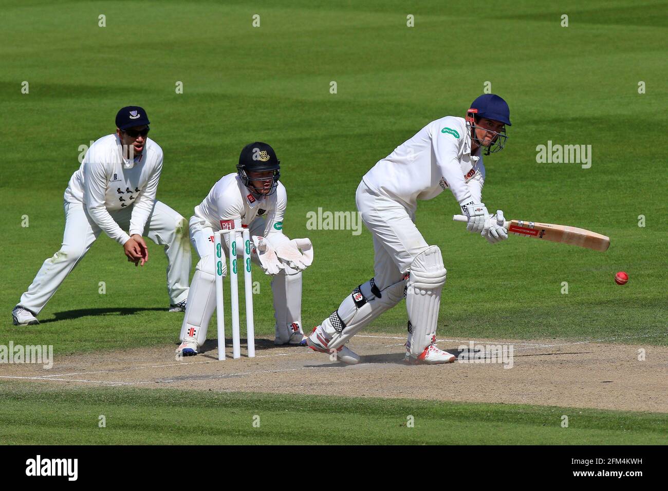 Alastair Cook in azione battendo per l'Essex, mentre ben Brown guarda da dietro le parate durante il Sussex CCC vs Essex CCC, Specsaver County Championship Foto Stock