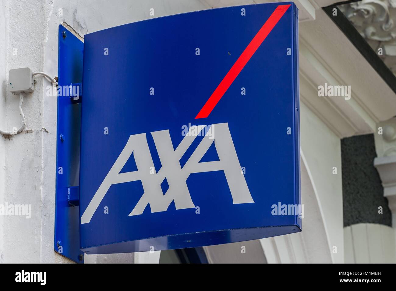 Logo/cartello AXA Insurance sull'esterno dell'edificio. Foto Stock