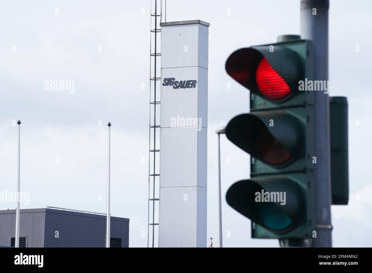 06 maggio 2021, Schleswig-Holstein, Eckernförde: Un camino è visto nei locali del produttore tedesco di armi SIG Sauer. Giovedì 06.05.2021 la Corte federale di giustizia si occuperà di una confisca di 11.1 milioni di euro da parte del produttore di armi SIG Sauer. Secondo la Corte regionale di Kiel, questo è stato il profitto derivante dalle forniture illegali di armi in Colombia. La società ha presentato un ricorso contro tale proposta. Foto: Marcus Brandt/dpa Foto Stock