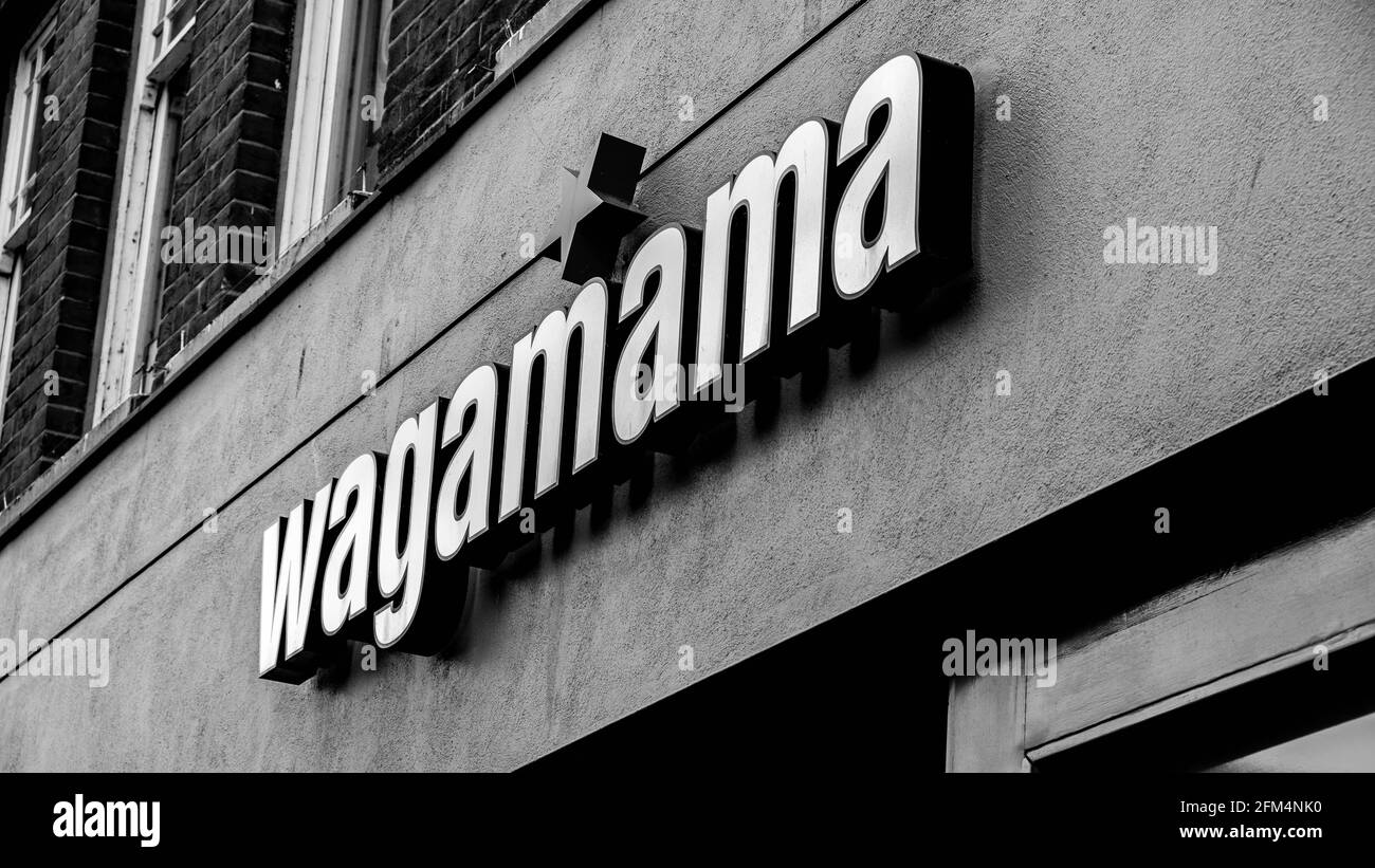 Kingston upon Thames London UK, maggio 04 2021, immagine bianca e nera Wagamama Asian Restaurant Logo o Branding senza persone Foto Stock