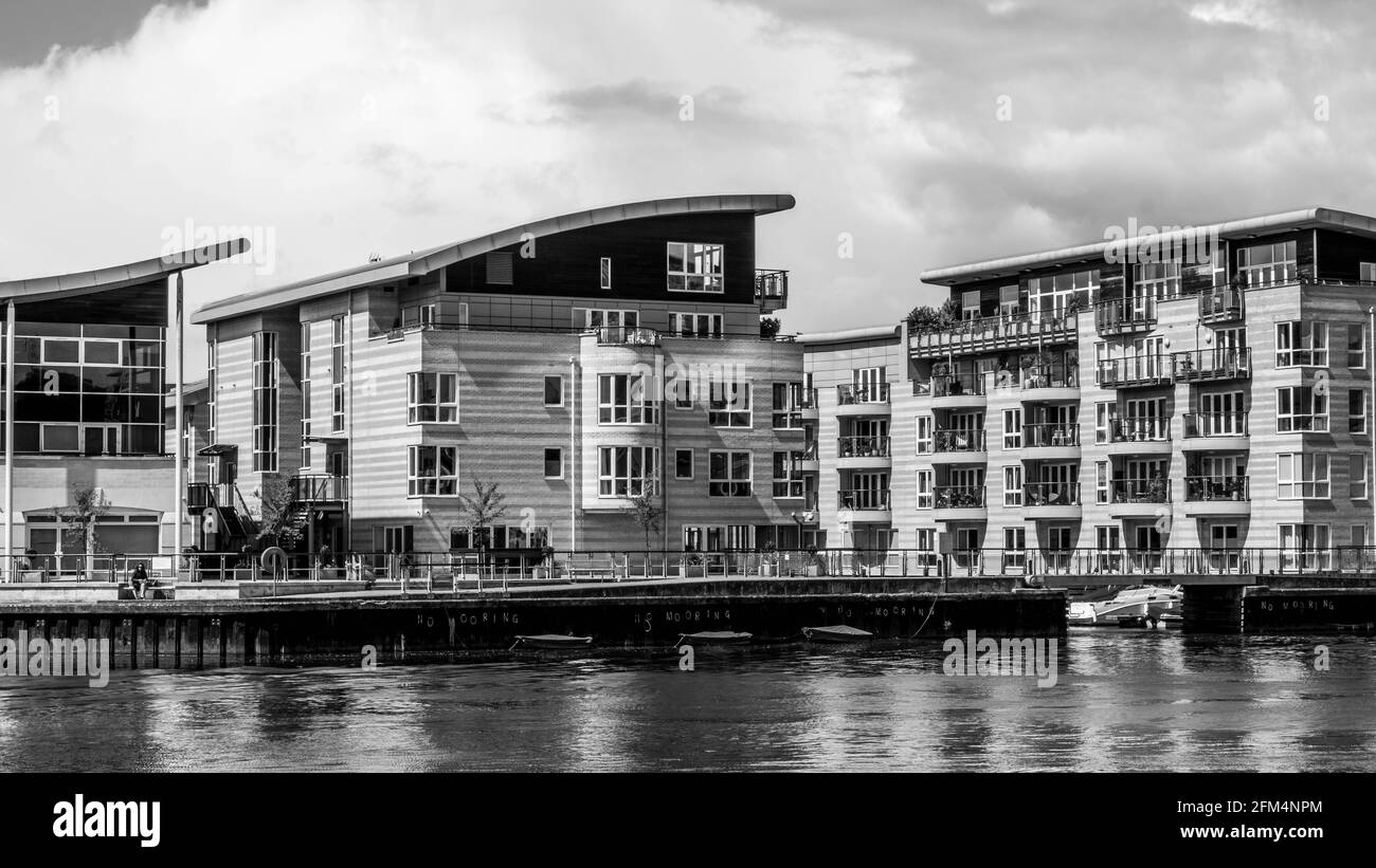Kingston Upon Thames London UK, maggio 04 2021, sviluppo di immagini bianche e nere di appartamenti o appartamenti di lusso sul Tamigi Foto Stock