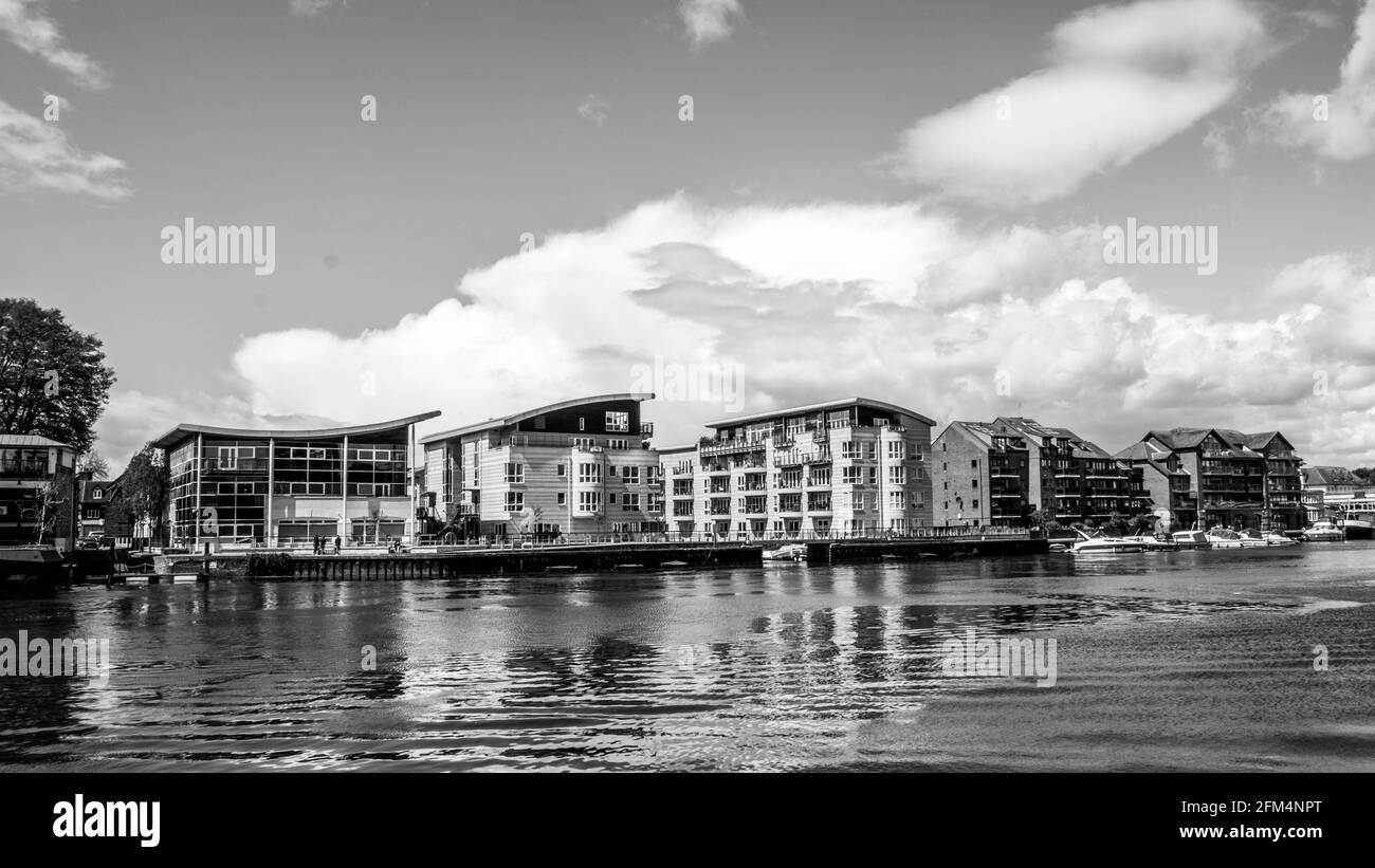 Kingston Upon Thames London UK, maggio 04 2021, sviluppo di immagini bianche e nere di appartamenti o appartamenti di lusso sul Tamigi Foto Stock