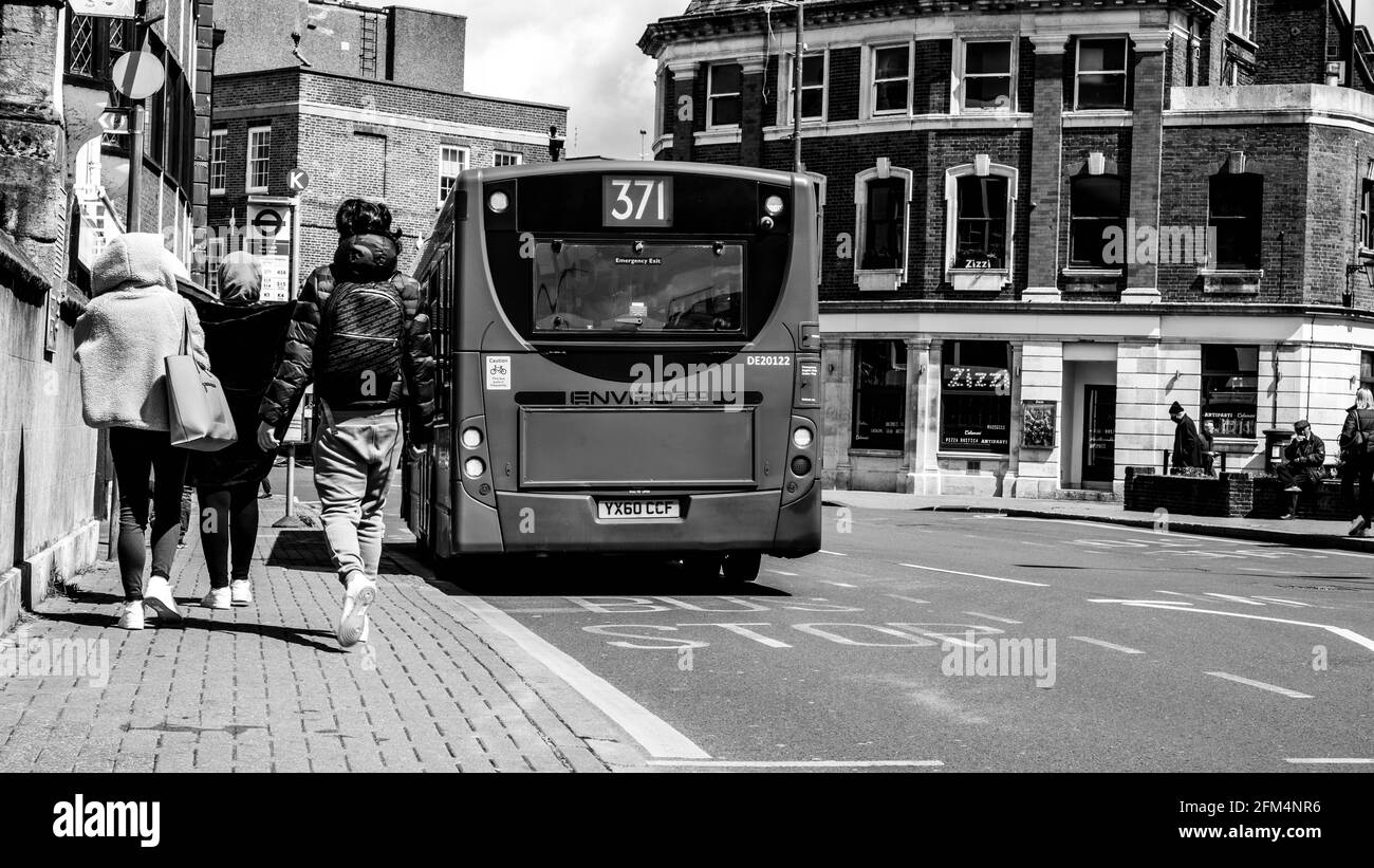 Kingston upon Thames London UK, maggio 04 2021, Black and White Image Tree Anonymous Girls or women camminando insieme sul marciapiede per prendere UN autobus Foto Stock