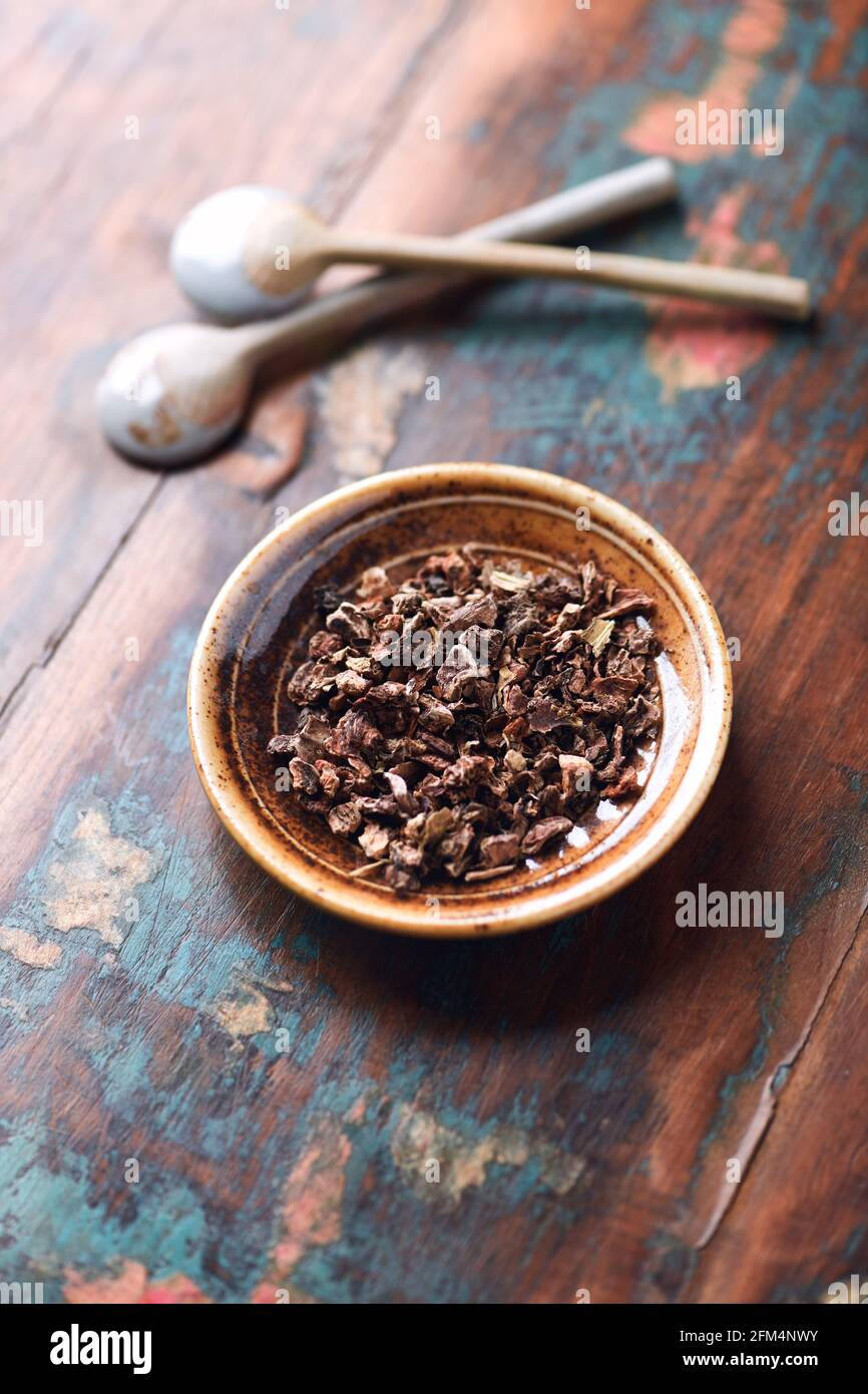 Radice secca di rosea di Rhodiola. Radice d'oro, radice di rosa. Pianta medica sana su sfondo di legno. Foto Stock