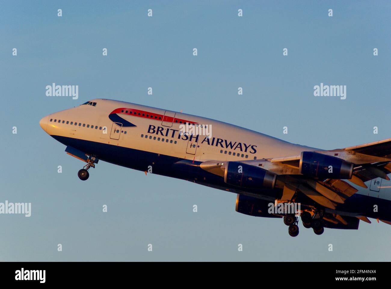 British Airways Boeing 747 Jumbo Jet Airliner aereo G-CIVD decollo dall'aeroporto di Londra Heathrow, Regno Unito, nel cielo azzurro al tramonto. Luce del tramonto Foto Stock