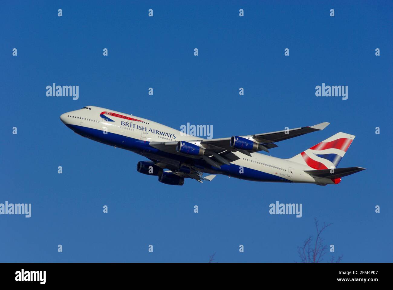 British Airways Boeing 747 Jumbo Jet Airliner aereo G-CIVV decollo dall'aeroporto di Londra Heathrow, Regno Unito, in cielo azzurro Foto Stock