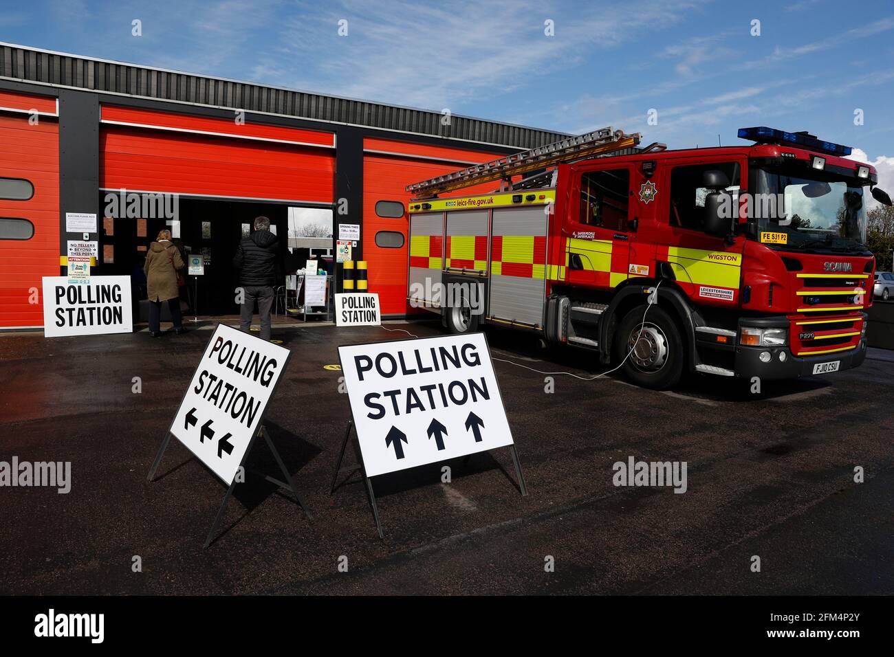 Wigston, Leicestershire, Regno Unito. 6 maggio 2021. Un elettore entra nella stazione di polling alla stazione dei vigili del fuoco di Wigston durante le elezioni locali. Milioni di persone in tutta la Gran Bretagna faranno uno scrutinio giovedì nella più grande serie di voti dalle elezioni generali del 2019. Credit Darren Staples/Alamy Live News. Foto Stock