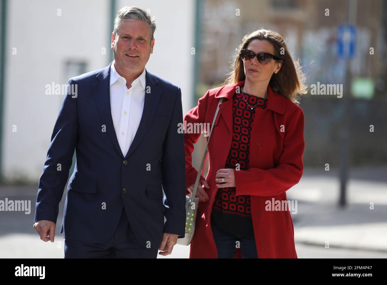 Keir Starmer, leader del Partito laburista britannico, e sua moglie Victoria si recarono a una stazione di scrutinio durante le elezioni locali, a Londra, in Gran Bretagna, il 6 maggio 2021. REUTERS/Tom Nicholson Foto Stock