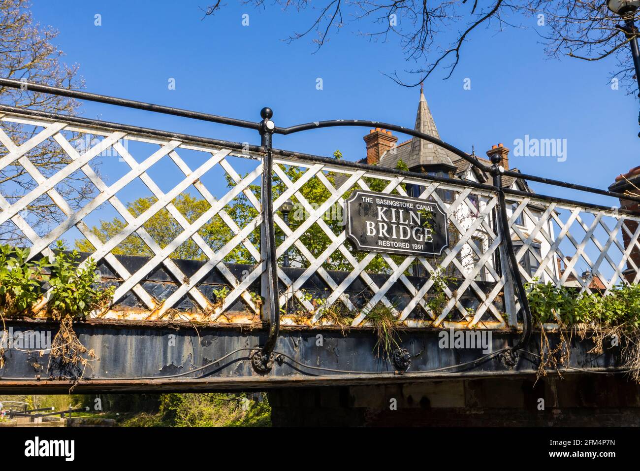 Kiln Bridge, un piccolo ponte stradale che attraversa il canale di Basingstoke restaurato nel 1991 nel villaggio di St John vicino a Woking, Surrey, Inghilterra sud-orientale Foto Stock