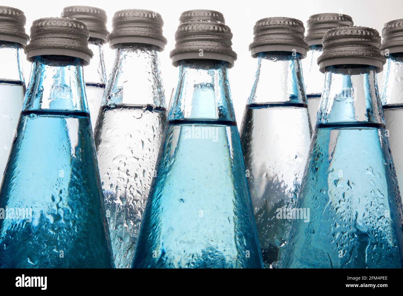 bottiglie d'acqua su sfondo bianco Foto Stock