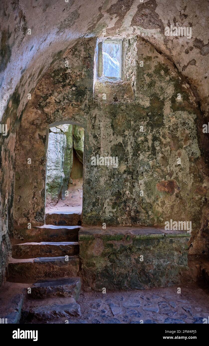 All'interno della St Govan's Chapel, St Govan's, vicino a Bosherton, Pembrokeshire, Galles Foto Stock