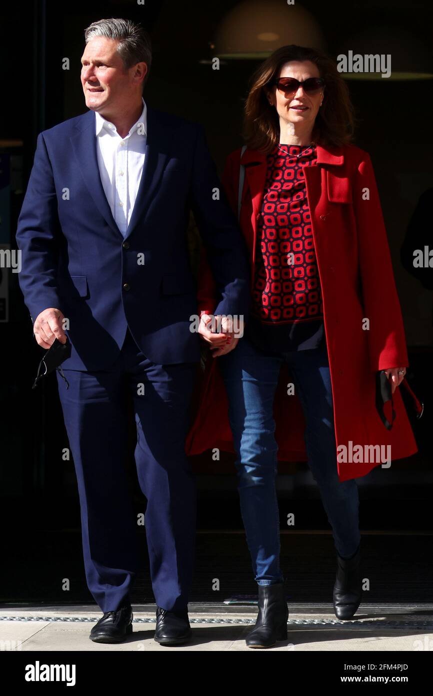 Keir Starmer, leader del Partito laburista britannico, e sua moglie Victoria lasciano un seggio dopo aver votato durante le elezioni locali, a Londra, in Gran Bretagna, il 6 maggio 2021. REUTERS/Tom Nicholson Foto Stock