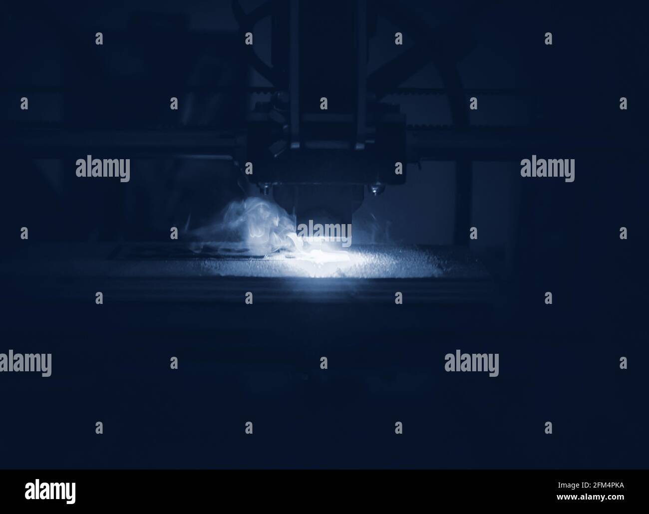 Incisione laser su legno in primo piano. Raggio laser della stampante 3D Foto Stock