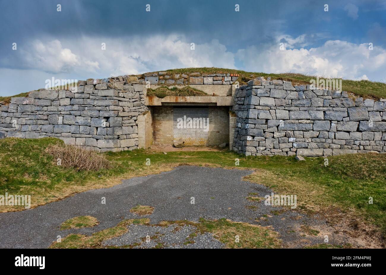 Grotta di BAT sulla catena montuosa di Castlemartin vicino a Bosherton, Pembrokeshire, Galles Foto Stock