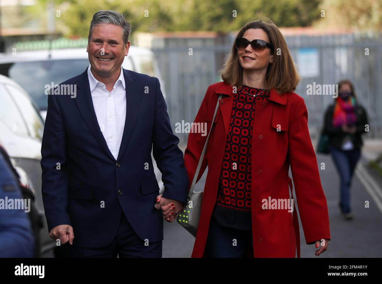 Keir Starmer, leader del Partito laburista britannico, e sua moglie Victoria camminano dopo aver votato durante le elezioni locali, a Londra, in Gran Bretagna, il 6 maggio 2021. REUTERS/Tom Nicholson Foto Stock