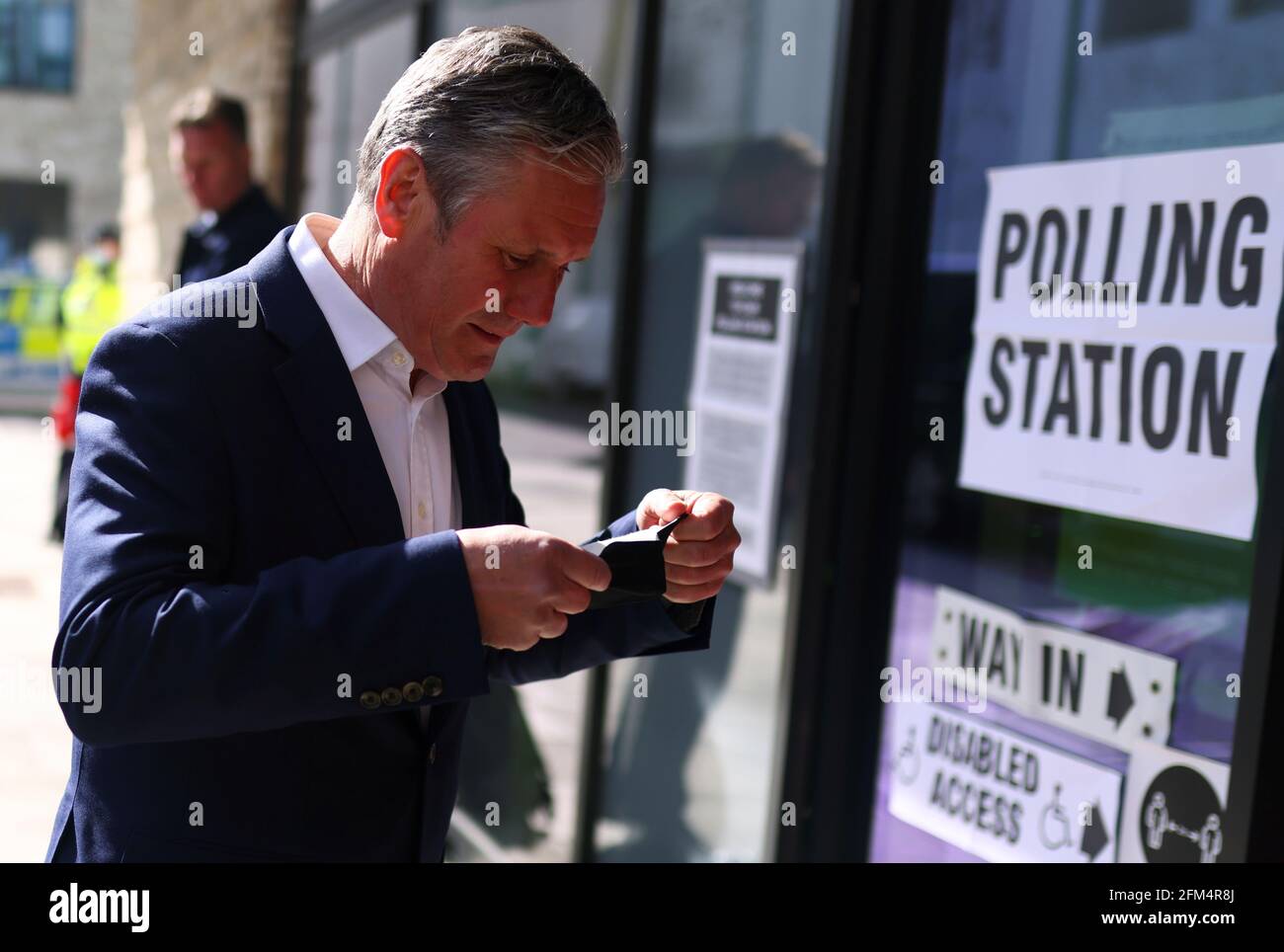 Keir Starmer, leader del Partito laburista britannico, si mette su una maschera protettiva quando arriva a una stazione elettorale per votare durante le elezioni locali, a Londra, in Gran Bretagna, il 6 maggio 2021. REUTERS/Tom Nicholson Foto Stock
