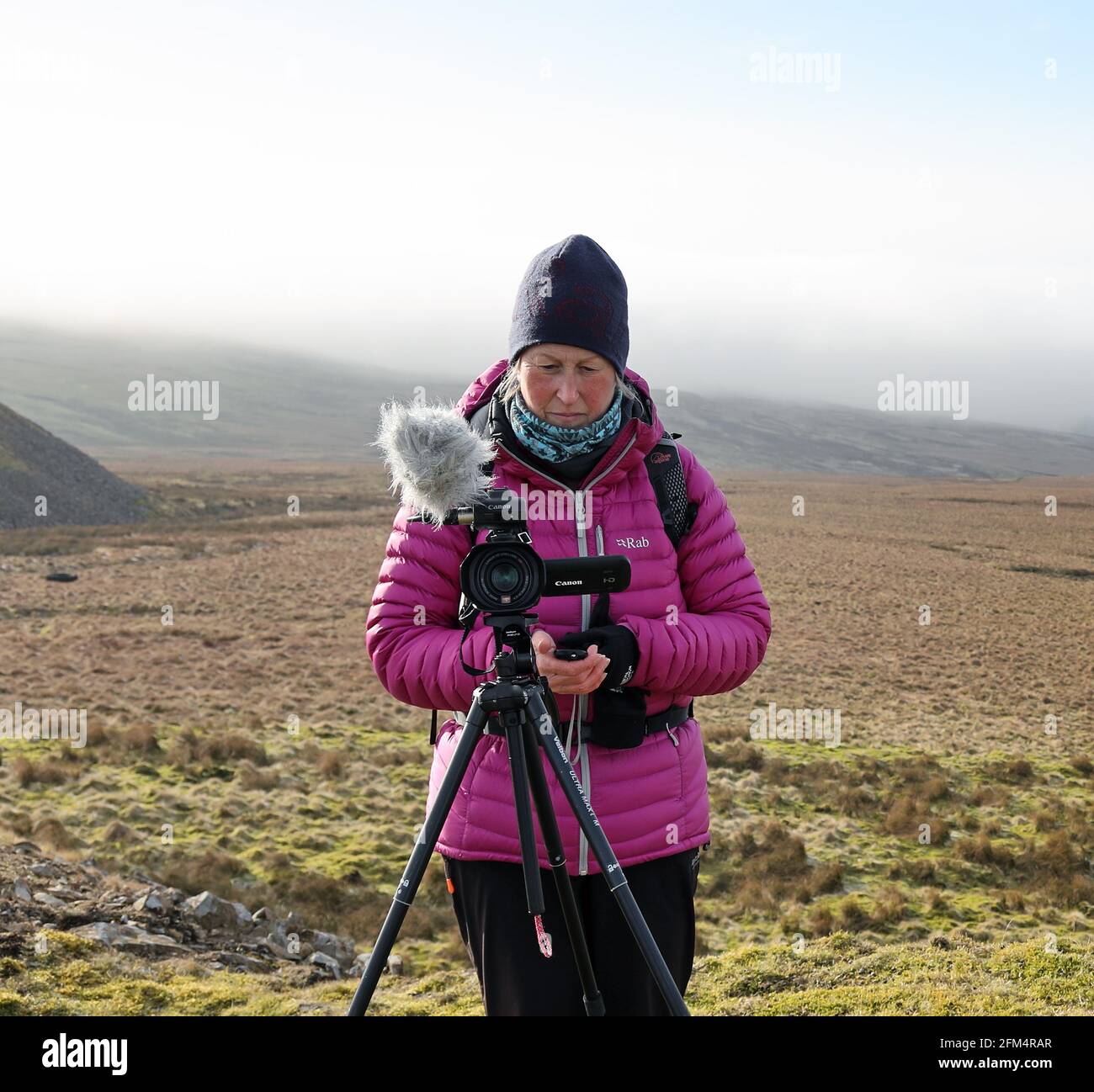 Camerawoman imparare come fare una macchina fotografica e filma una scena, Pennines del nord, contea di Durham, Regno Unito Foto Stock