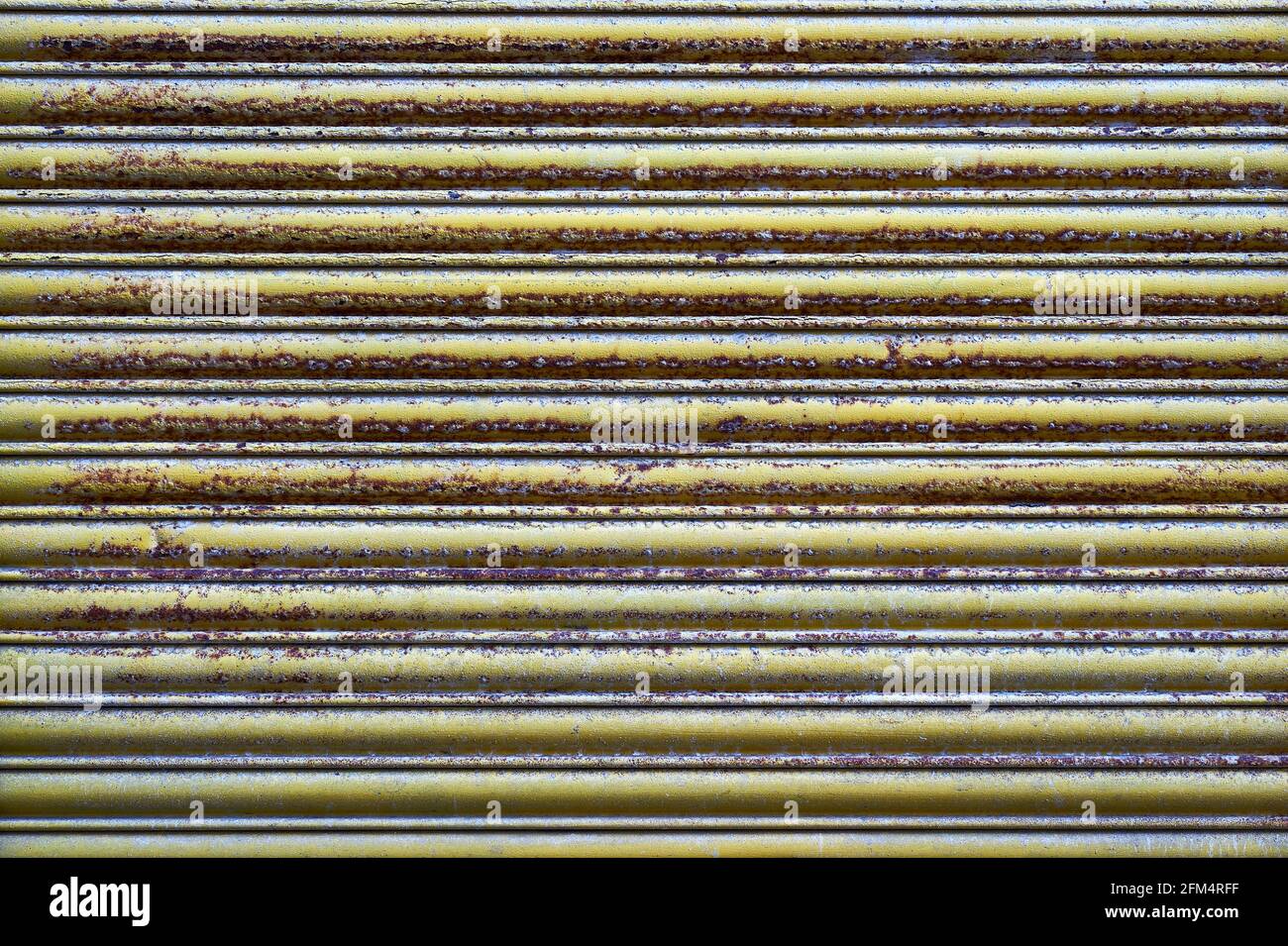Linee orizzontali di persiane in metallo giallo Rusty Foto Stock