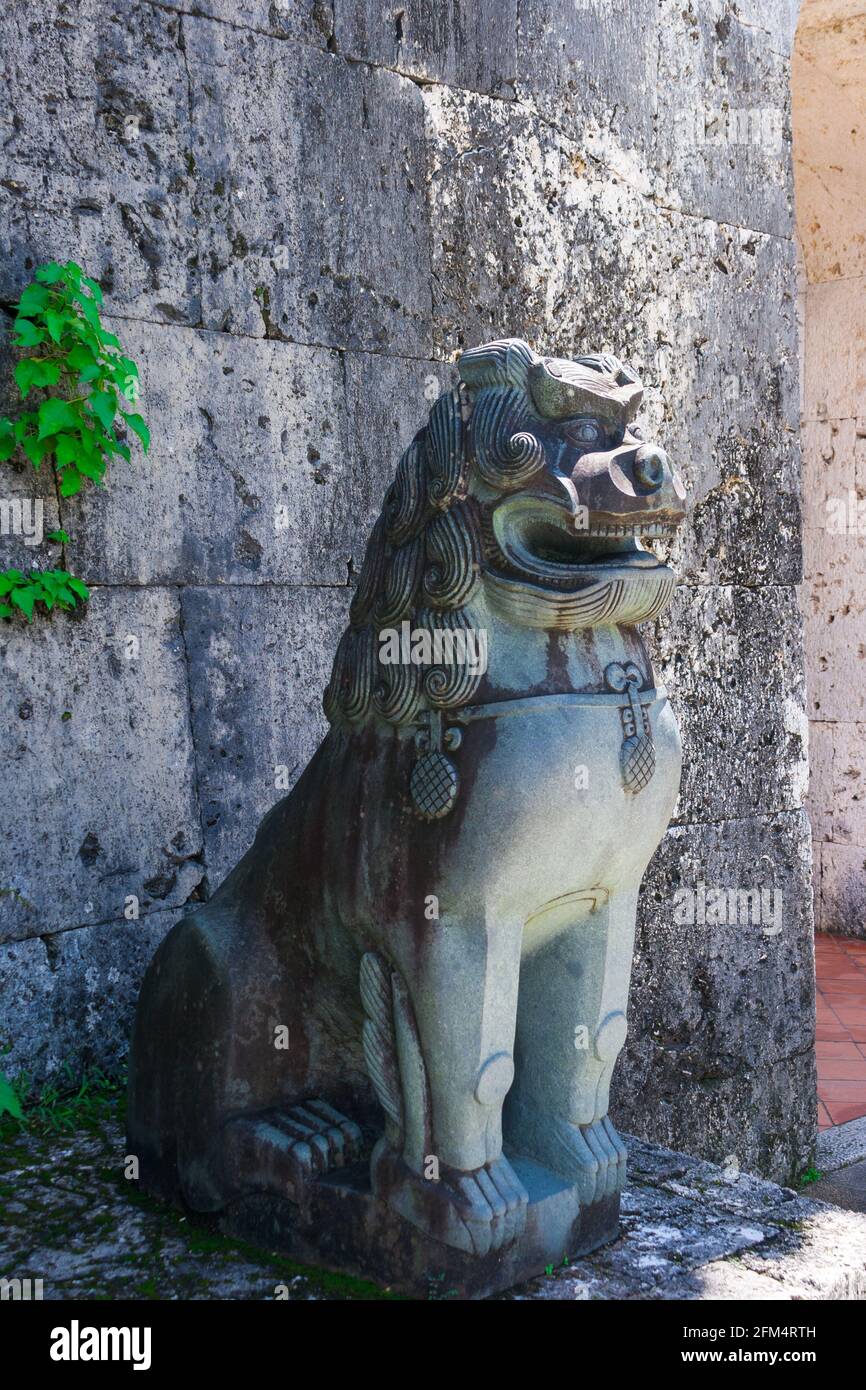 NAHA, OKINAWA, GIAPPONE - Set 15, 2016: Primo piano di una statua di pietra shisa al Castello di Shorijo a Okinawa, Giappone. La figura è un tradizionale Ryukyu culturale Foto Stock