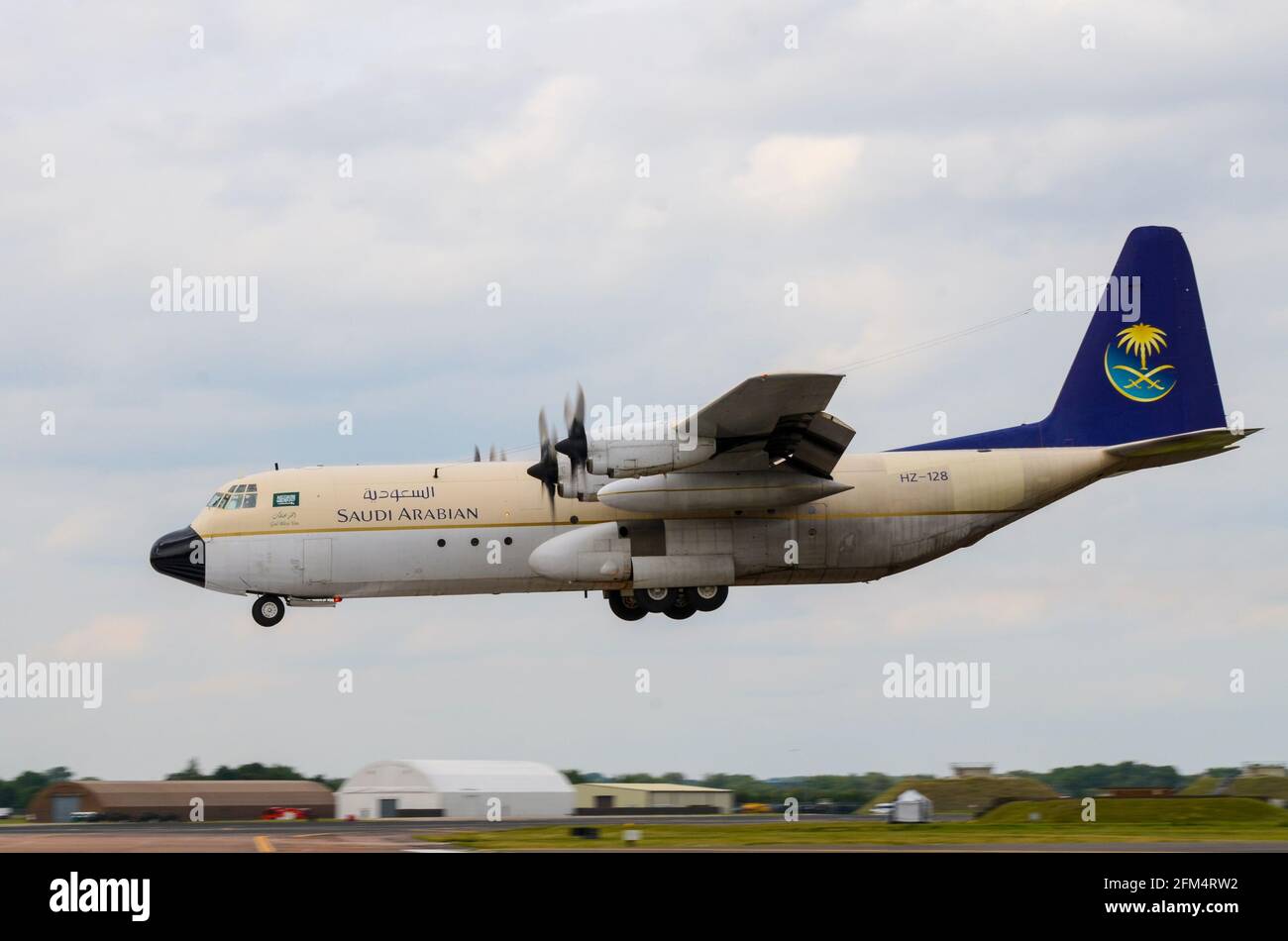 Arabia Saudita Lockheed C-130 aereo di trasporto Ercole HZ-128 atterrando a RAF Fairford per RIAT 2011. Lockheed L100 300 Ercole Foto Stock