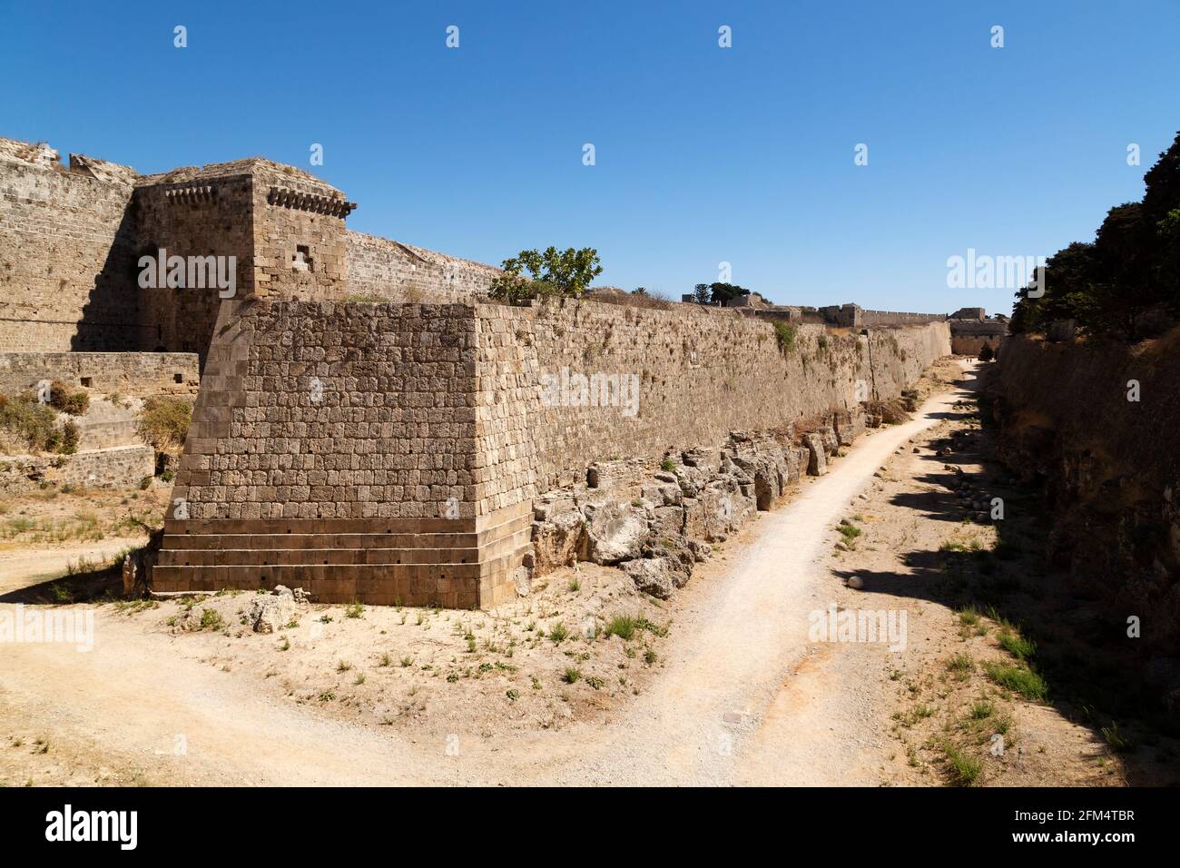 Mura medievali della città di Rodi, Grecia. Il Castello della Città Vecchia fu costruito sotto l'Ospitaliero dei Cavalieri. Foto Stock