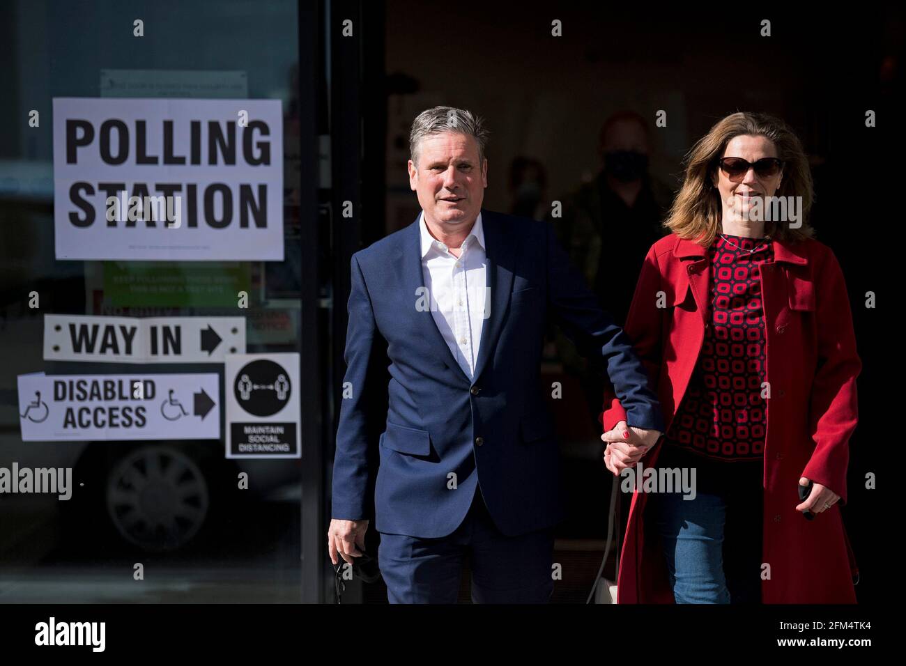 Londra, Regno Unito. 06 maggio 2021. Il leader del Partito laburista SIR KEIR STARMER e sua moglie VICTORIA frequentano un seggio elettorale a Kentish Town, a nord di Londra, il giorno delle elezioni in Inghilterra, Scozia e Galles. Il 'Super Thursday' vedrà elezioni del consiglio e della Mayoral in Inghilterra, nonché voti nelle Assemblee nazionali di Holyrood in Scozia e Senedd in Galles. Photo credit: Ben Cawthra/Sipa USA **NO UK SALES** Credit: Sipa USA/Alamy Live News Foto Stock