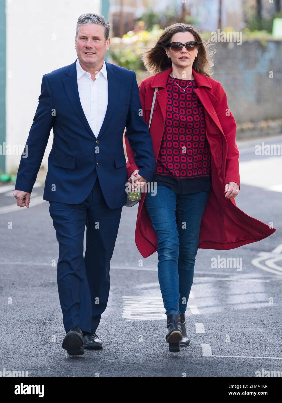Londra, Regno Unito. 06 maggio 2021. Il leader del Partito laburista SIR KEIR STARMER e sua moglie VICTORIA frequentano un seggio elettorale a Kentish Town, a nord di Londra, il giorno delle elezioni in Inghilterra, Scozia e Galles. Il 'Super Thursday' vedrà elezioni del consiglio e della Mayoral in Inghilterra, nonché voti nelle Assemblee nazionali di Holyrood in Scozia e Senedd in Galles. Photo credit: Ben Cawthra/Sipa USA **NO UK SALES** Credit: Sipa USA/Alamy Live News Foto Stock