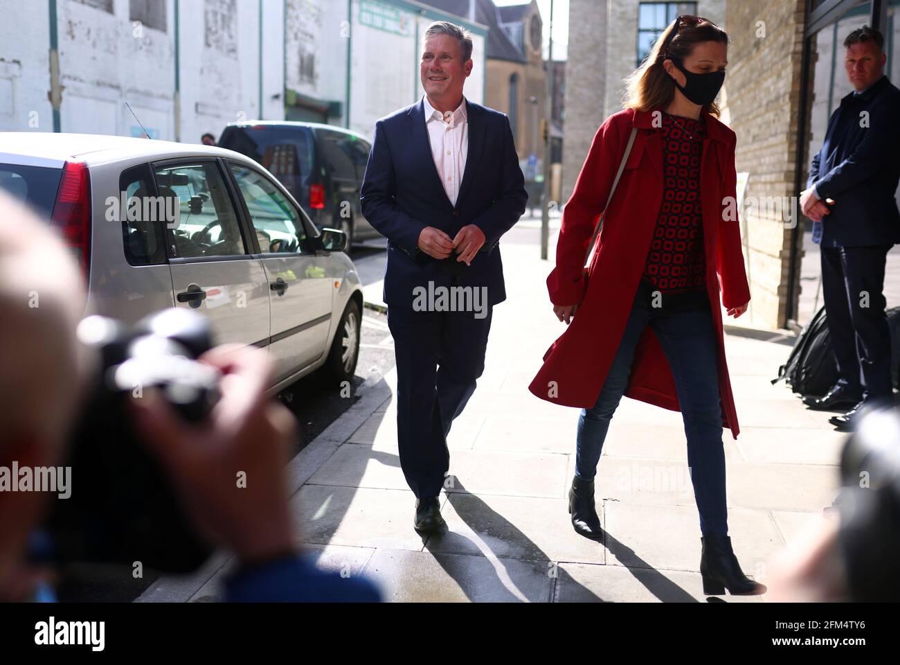Keir Starmer, leader del Partito laburista britannico, e sua moglie Victoria arrivano a una stazione elettorale durante le elezioni locali, a Londra, in Gran Bretagna, il 6 maggio 2021. REUTERS/Tom Nicholson Foto Stock