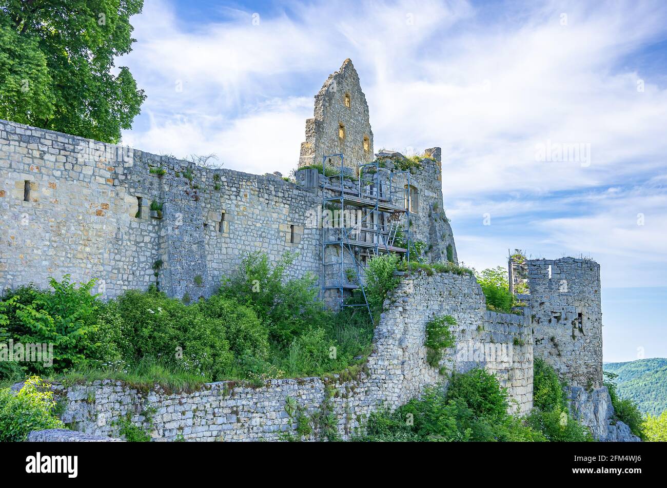 Rovine del castello medievale di Hohenurach, Bad Urach, Alb sveva, Baden-Württemberg, Germania. Foto Stock