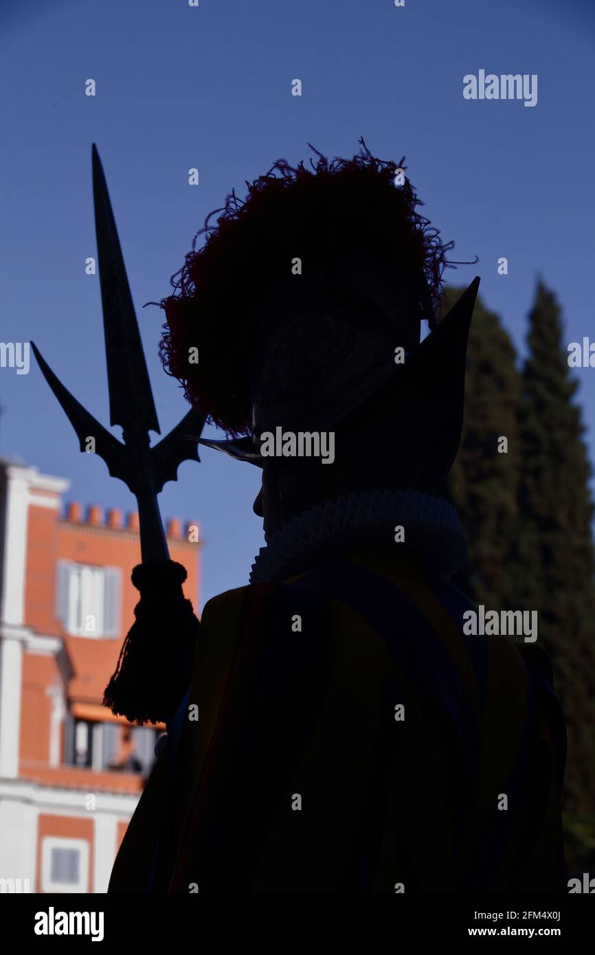 Roma, Italia. 05 maggio 2021. 5 maggio 2021 : Guardia Svizzera Papale durante la deposizione della corona in onore dei caduti del 6 maggio 1527 con il conferimento degli onori nella 'Piazza dei Protomartiri Romani' di Monsignor Peña Parra in Vaticano Credit: Independent Photo Agency/Alamy Live News Foto Stock