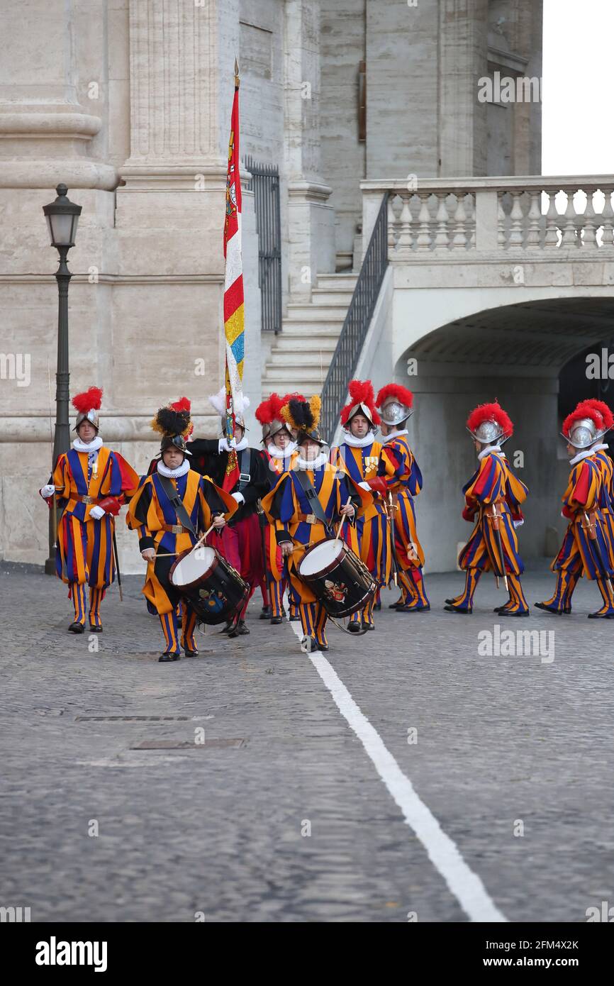 Roma, Italia. 05 maggio 2021. 5 maggio 2021 : Guardia Svizzera Papale durante la deposizione della corona in onore dei caduti del 6 maggio 1527 con il conferimento degli onori nella 'Piazza dei Protomartiri Romani' di Monsignor Peña Parra in Vaticano Credit: Independent Photo Agency/Alamy Live News Foto Stock