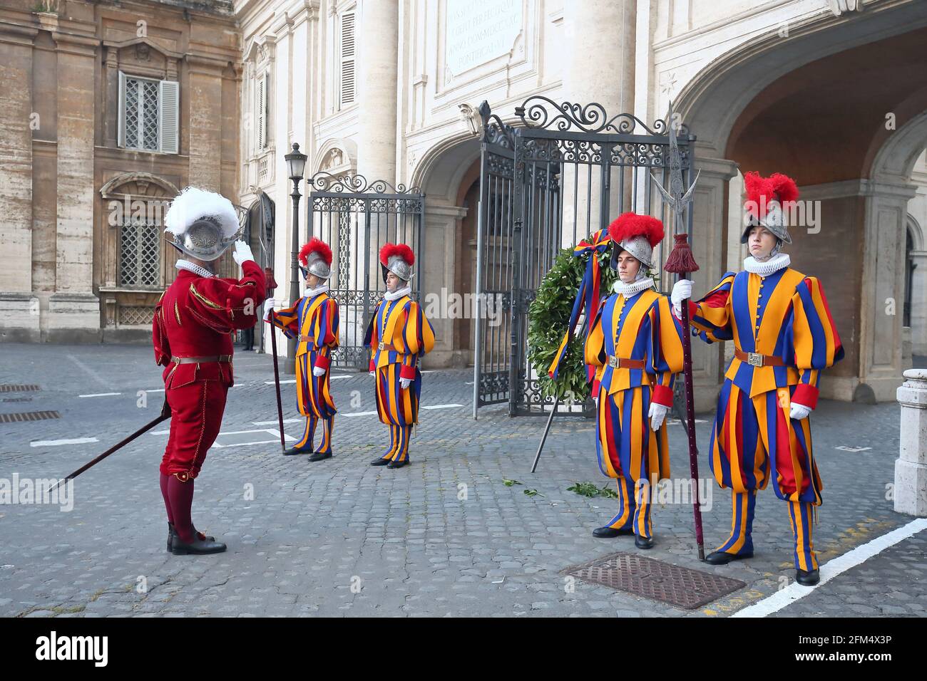 Roma, Italia. 05 maggio 2021. 5 maggio 2021 : Guardia Svizzera Papale durante la deposizione della corona in onore dei caduti del 6 maggio 1527 con il conferimento degli onori nella 'Piazza dei Protomartiri Romani' di Monsignor Peña Parra in Vaticano Credit: Independent Photo Agency/Alamy Live News Foto Stock