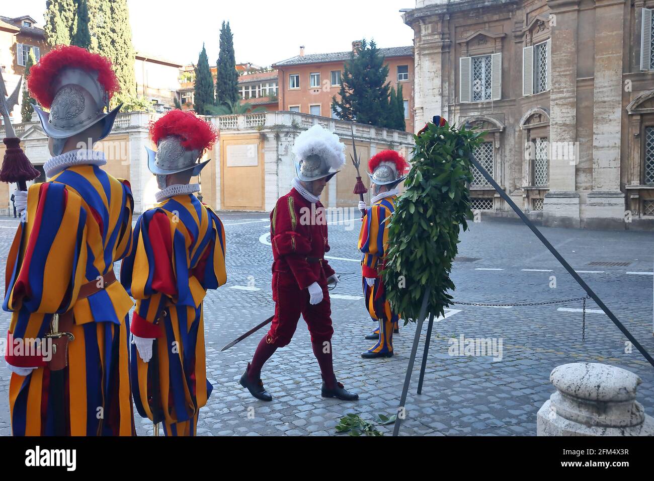 Roma, Italia. 05 maggio 2021. 5 maggio 2021 : Guardia Svizzera Papale durante la deposizione della corona in onore dei caduti del 6 maggio 1527 con il conferimento degli onori nella 'Piazza dei Protomartiri Romani' di Monsignor Peña Parra in Vaticano Credit: Independent Photo Agency/Alamy Live News Foto Stock