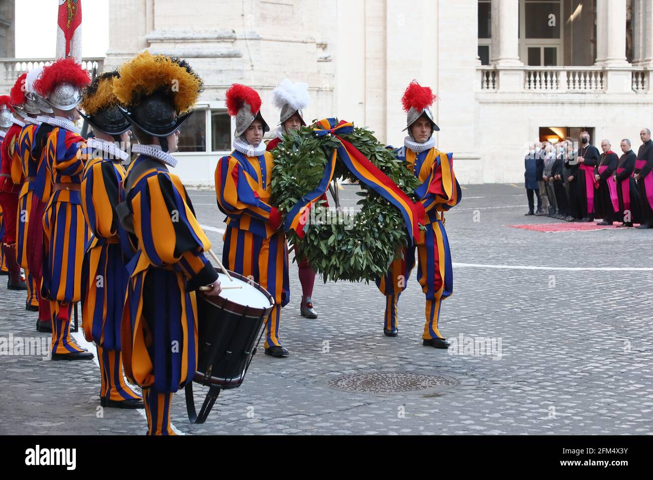 Roma, Italia. 05 maggio 2021. 5 maggio 2021 : Guardia Svizzera Papale durante la deposizione della corona in onore dei caduti del 6 maggio 1527 con il conferimento degli onori nella 'Piazza dei Protomartiri Romani' di Monsignor Peña Parra in Vaticano Credit: Independent Photo Agency/Alamy Live News Foto Stock